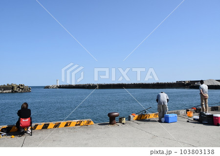 五月晴れの大磯港堤防の釣り人 103803138