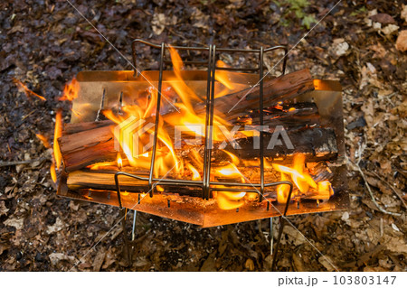 焚き火　Bonfire enjoyed in the corner 103803147