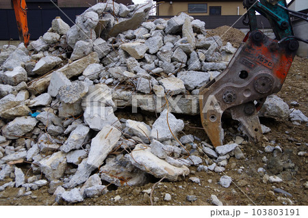 住宅の解体現場　鉄筋コンクリート　コンクリート壁や基礎の解体　瓦礫の山 103803191