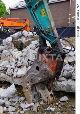 住宅の解体現場　鉄筋コンクリート　コンクリート壁や基礎の解体　瓦礫の山 103803192