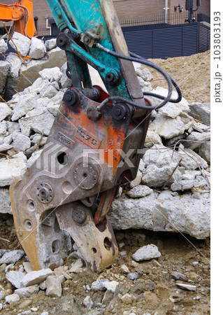 住宅の解体現場　鉄筋コンクリート　コンクリート壁や基礎の解体　瓦礫の山 103803193