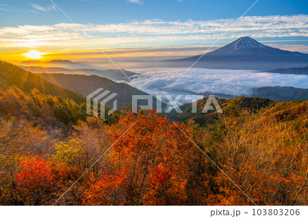 新道峠　雲海　紅葉　富士山　FUJIYAMAツインテラス　【山梨県笛吹市】　 103803206