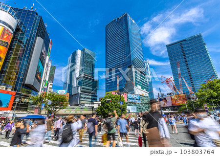 日本の東京都市景観 脱コロナ！。希望の明日へ…真夏のような日差し…渋谷は脱マスク！＝6月7日 103803764