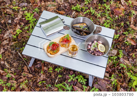 アウトドアでウイスキー Snacks of whiskey to eat outdoors  アウトドアでウイスキー Snacks of whiskey to eat outdoors  103803780