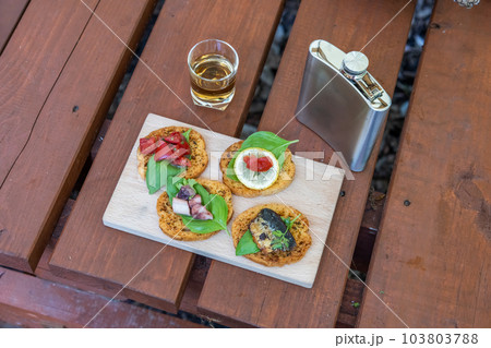 アウトドアでウイスキー Snacks of whiskey to eat outdoors  アウトドアでウイスキー Snacks of whiskey to eat outdoors  103803788