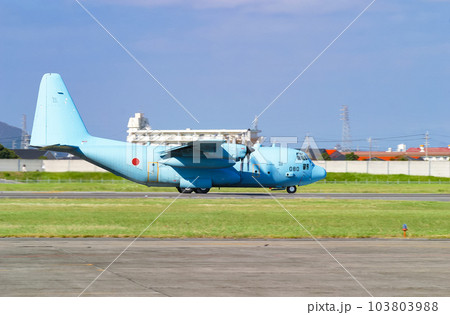 離陸滑走する航空自衛隊の輸送機 C-130H 103803988