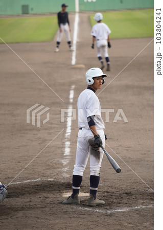 バッターボックスでサインを見る左打者 103804241