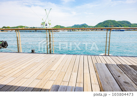 海の前のオープンカフェ 103804473