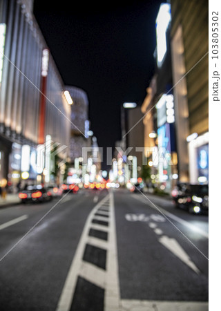 銀座のデパート街の夜の通り 銀座のデパート街の夜の通り 103805302