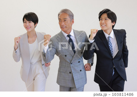 走る構えの社長と部下2人_1 103811486