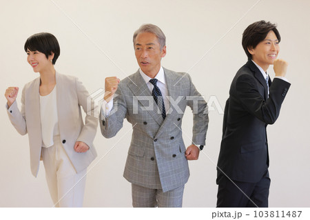 別方向へ走る構えの社長と部下2人_1 別方向へ走る構えの社長と部下2人_1 103811487