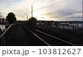 夕暮れ時の単線 103812627