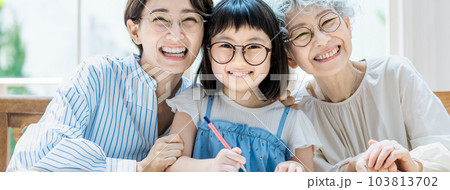 勉強する女の子と見守る家族 103813702
