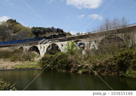 JR釜石線 達曾部川橋梁を渡るSL銀河 103815188