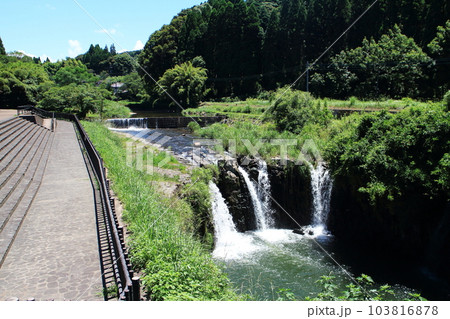 滝壺の見える金山橋の風景 103816878