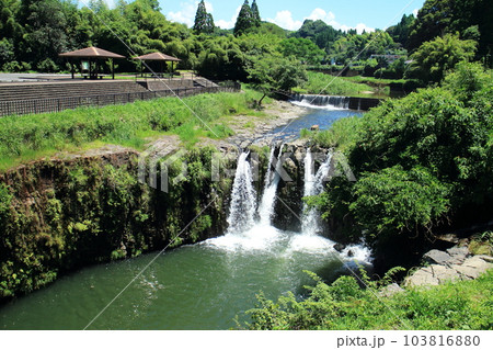滝が流れる金山橋の穏やかな景色 103816880