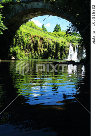川に反面する幻想的な金山橋 川に反面する幻想的な金山橋 103816882