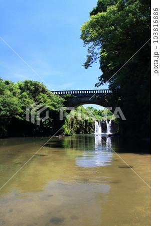 綺麗な川が流れる金山橋 103816886