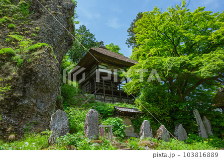 姨岩と観音堂と新緑【姨捨長楽寺】 103816889