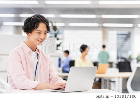 オフィスで働く若いエンジニア オフィスで働く若いエンジニア 103817186