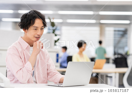 オフィスで働く若いエンジニア オフィスで働く若いエンジニア 103817187