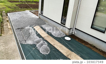 砕石敷き（途中の状況） 103817349