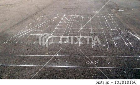 駐車場の白線の下書き線 103818166