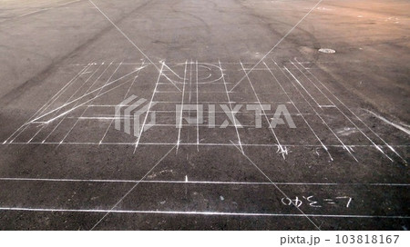 駐車場の白線の下書き線 駐車場の白線の下書き線 103818167