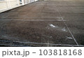 駐車場の白線の下書き線 103818168