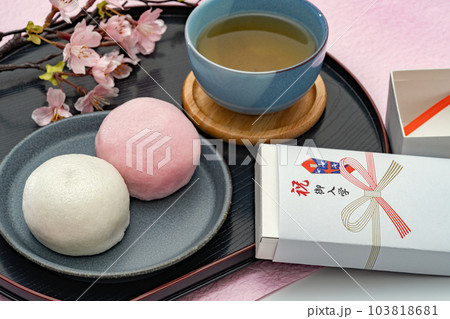 入学式で配られる紅白まんじゅうのイメージ 入学式で配られる紅白まんじゅうのイメージ 103818681