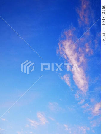 冬の青空と白い雲 103818760