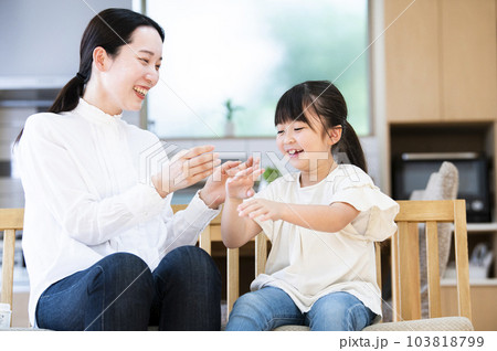 スキンケアをする親子 スキンケアをする親子 103818799