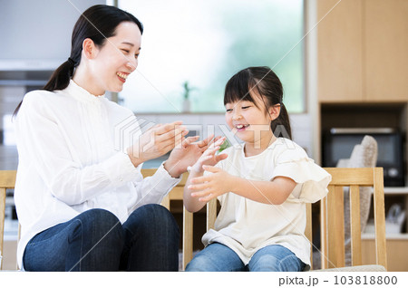 スキンケアをする親子 103818800