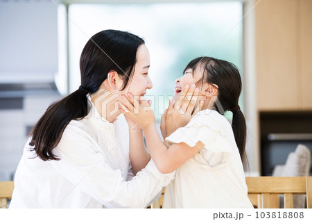 スキンケアをする親子 103818808