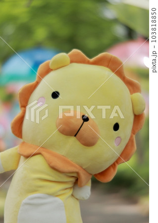 可愛いライオンのぬいぐるみとスカイアンブレラ 可愛いライオンのぬいぐるみとスカイアンブレラ 103818850