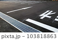 駐車場に描かれた白線や注意喚起の文字 103818863