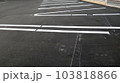 駐車場に描かれた白線や注意喚起の文字 103818866