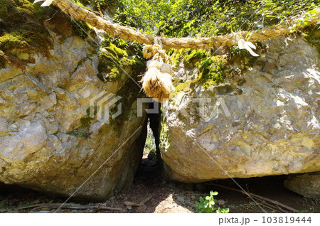 文殊山の胎内くぐり 103819444