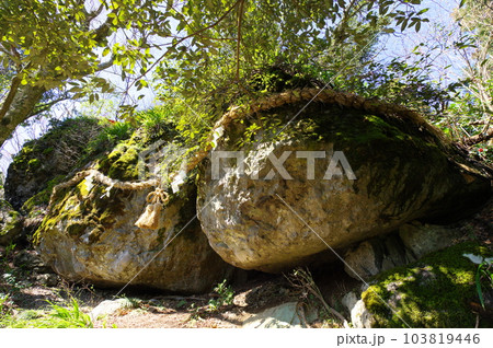 文殊山の胎内くぐり 文殊山の胎内くぐり 103819446