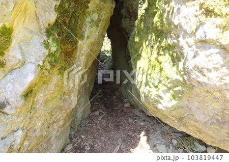 文殊山の胎内くぐり 103819447