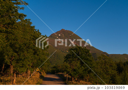 世界遺産知床 夕日に照らされる羅臼岳 世界遺産知床 夕日に照らされる羅臼岳 103819869