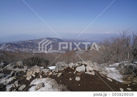 早春の赤城山　黒檜山ハイキング　黒檜山頂の北にある天空のひろばから北方面を見る　2023年3月8日 103820010