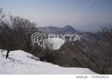 早春の赤城山　黒檜山ハイキング　黒檜山頂付近から大沼、鈴ケ岳方面　2023年3月8日 103820012