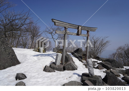 早春の赤城山　黒檜山ハイキング　黒檜山頂付近にある黒檜山大神の神社　2023年3月8日 103820013