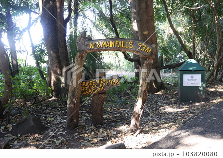 【ジンバブエ】ビクトリアフォールズの標識 103820080