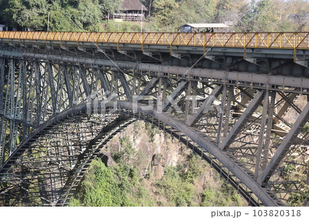 【ジンバブエ】ビクトリアフォールズ橋 103820318