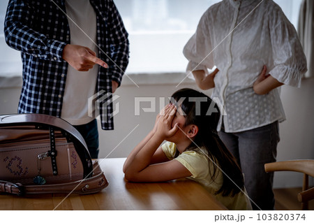 子供を叱る両親 103820374
