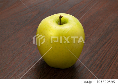 黄色リンゴのシナノゴールド 黄色リンゴのシナノゴールド 103820395