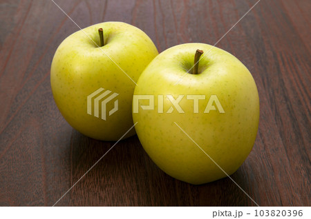 黄色リンゴのシナノゴールド 103820396