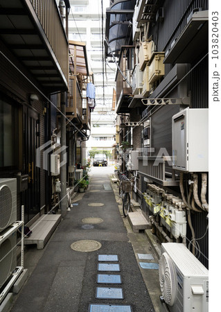 下町の路地裏、密集住宅の道路、京商住宅街、古い家、昭和建築物、密集したアパート 103820403